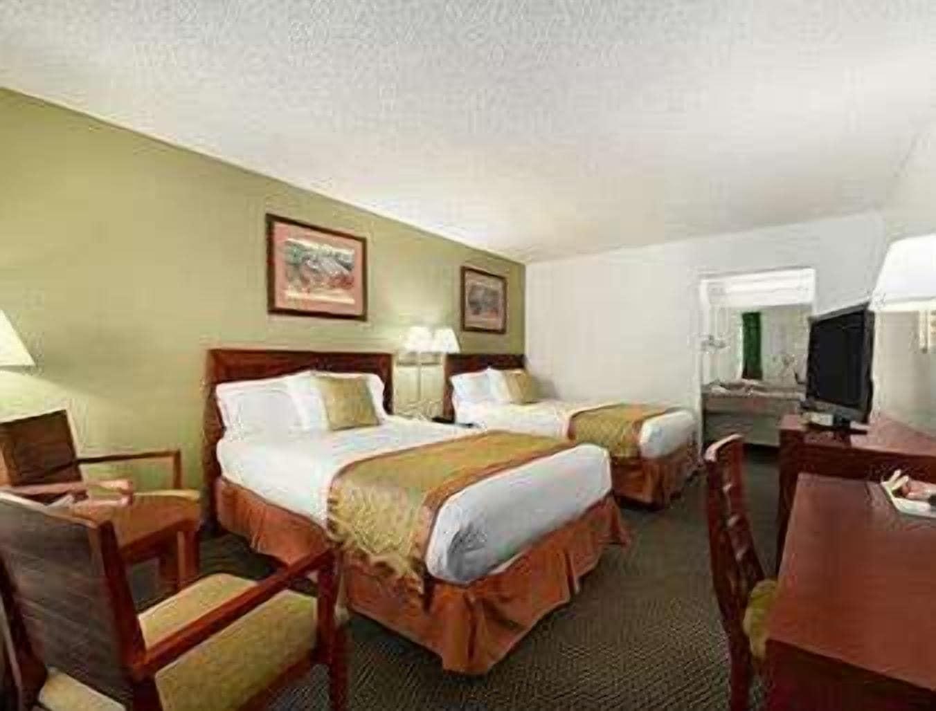 Ramada By Wyndham Temple Terrace/Tampa North Hotel Exterior photo