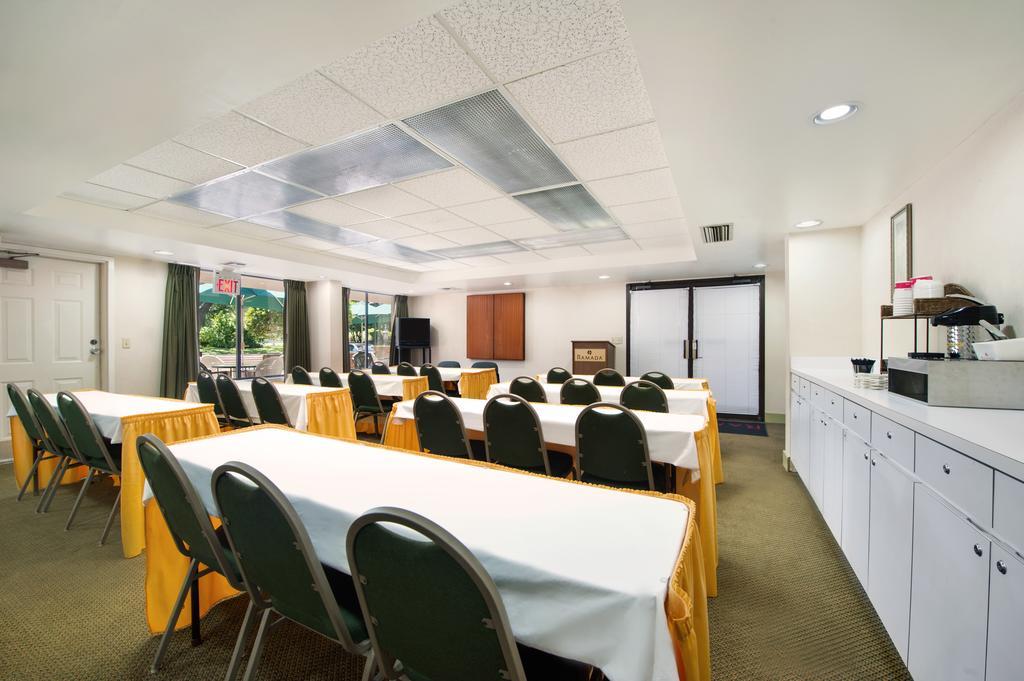 Ramada By Wyndham Temple Terrace/Tampa North Hotel Exterior photo