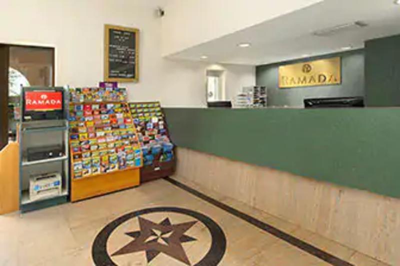 Ramada By Wyndham Temple Terrace/Tampa North Hotel Exterior photo