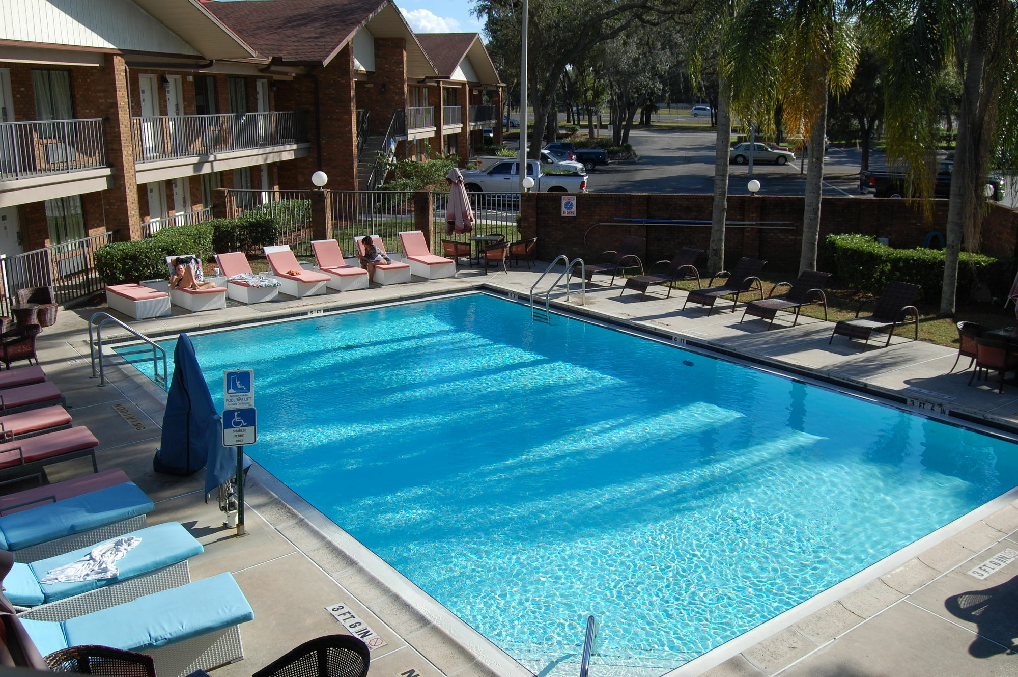 Ramada By Wyndham Temple Terrace/Tampa North Hotel Exterior photo