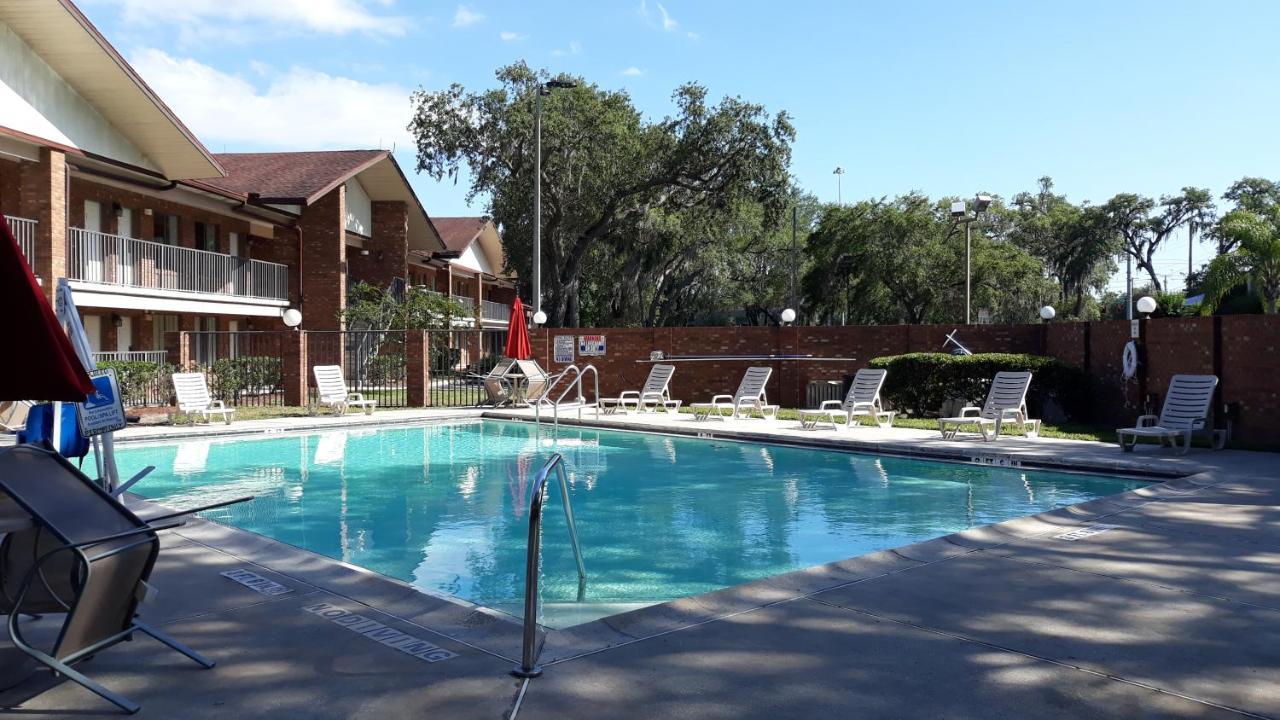 Ramada By Wyndham Temple Terrace/Tampa North Hotel Exterior photo